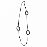 Eleganza senza tempo – Collana nera con dettagli luminosi