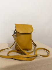 Porta cellulare in vera pelle · Giallo senape, essenzialità e carattere
