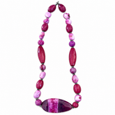 Collana statement con pietre sfaccettate nei toni del rosa e viola