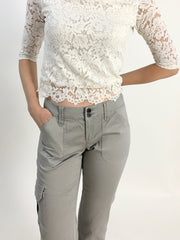 Pantalone grigio modello cargo