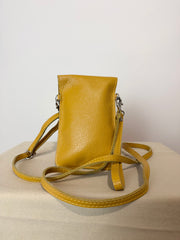 Porta cellulare in vera pelle · Giallo senape, essenzialità e carattere
