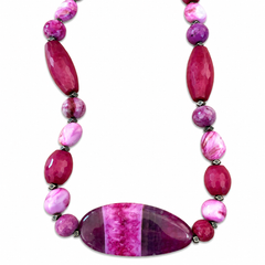Collana statement con pietre sfaccettate nei toni del rosa e viola