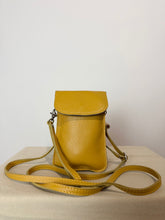Porta cellulare in vera pelle · Giallo senape, essenzialità e carattere