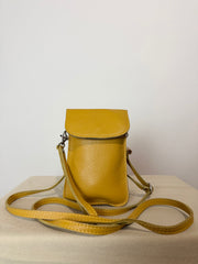 Porta cellulare in vera pelle · Giallo senape, essenzialità e carattere