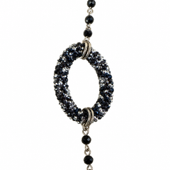 Eleganza senza tempo – Collana nera con dettagli luminosi