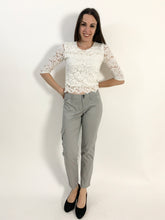 Pantalone grigio modello cargo