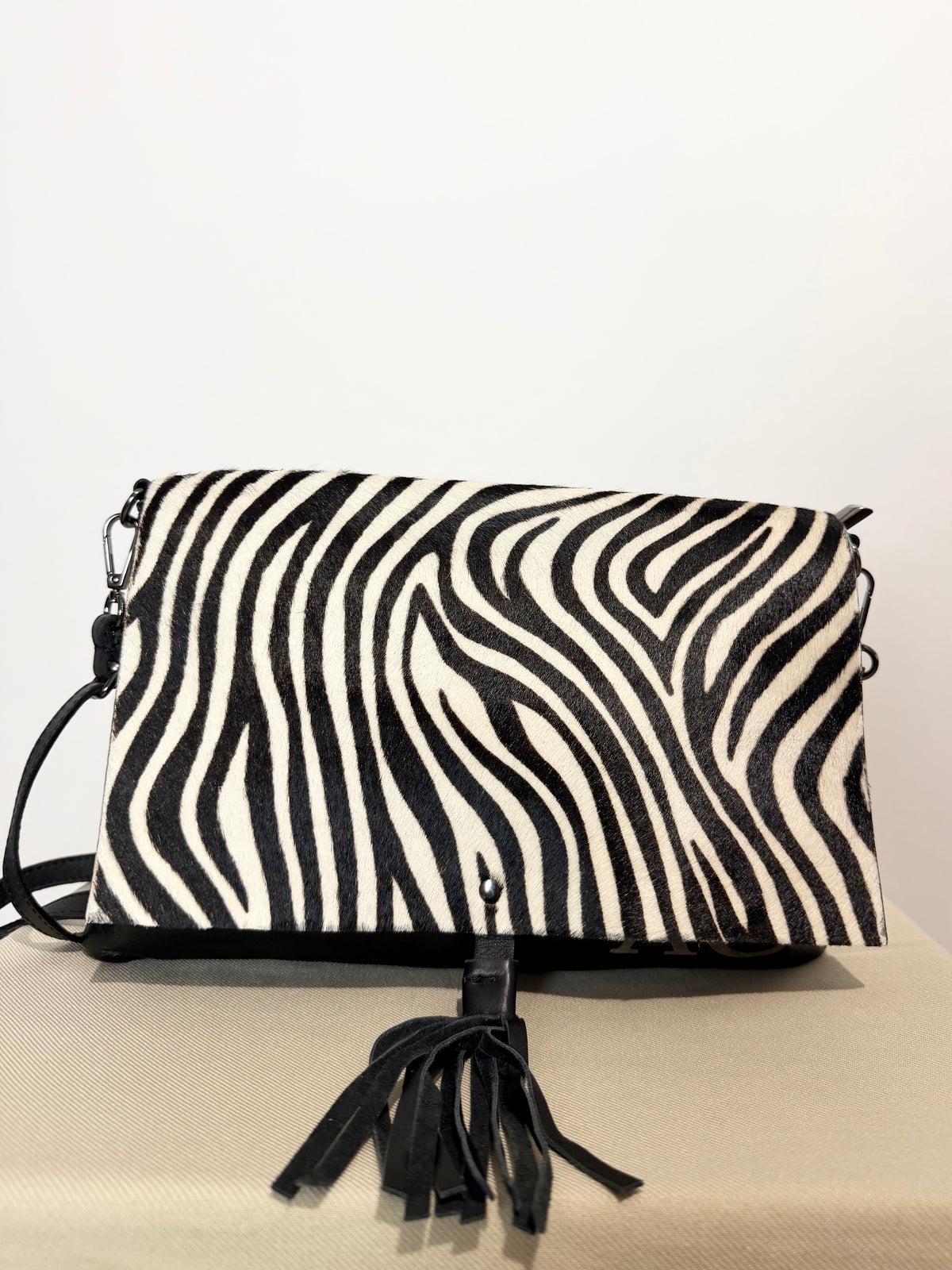 Borsa in vero cavallino · stampa zebra · dettagli con frange