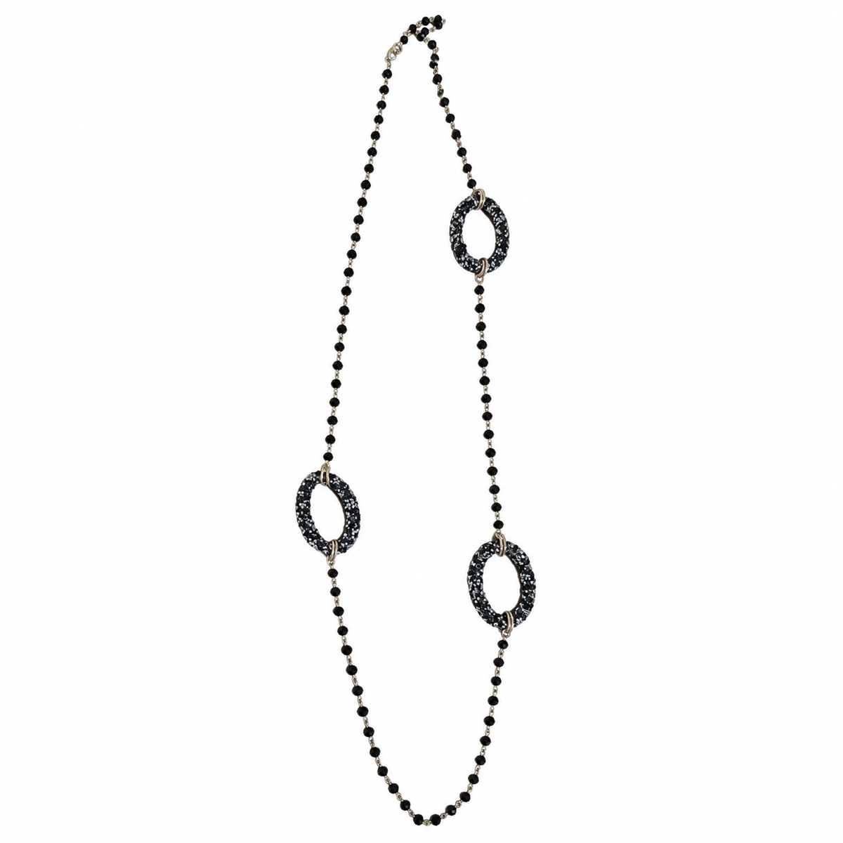 Eleganza senza tempo – Collana nera con dettagli luminosi