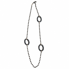Eleganza senza tempo – Collana nera con dettagli luminosi