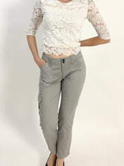 Pantalone grigio modello cargo