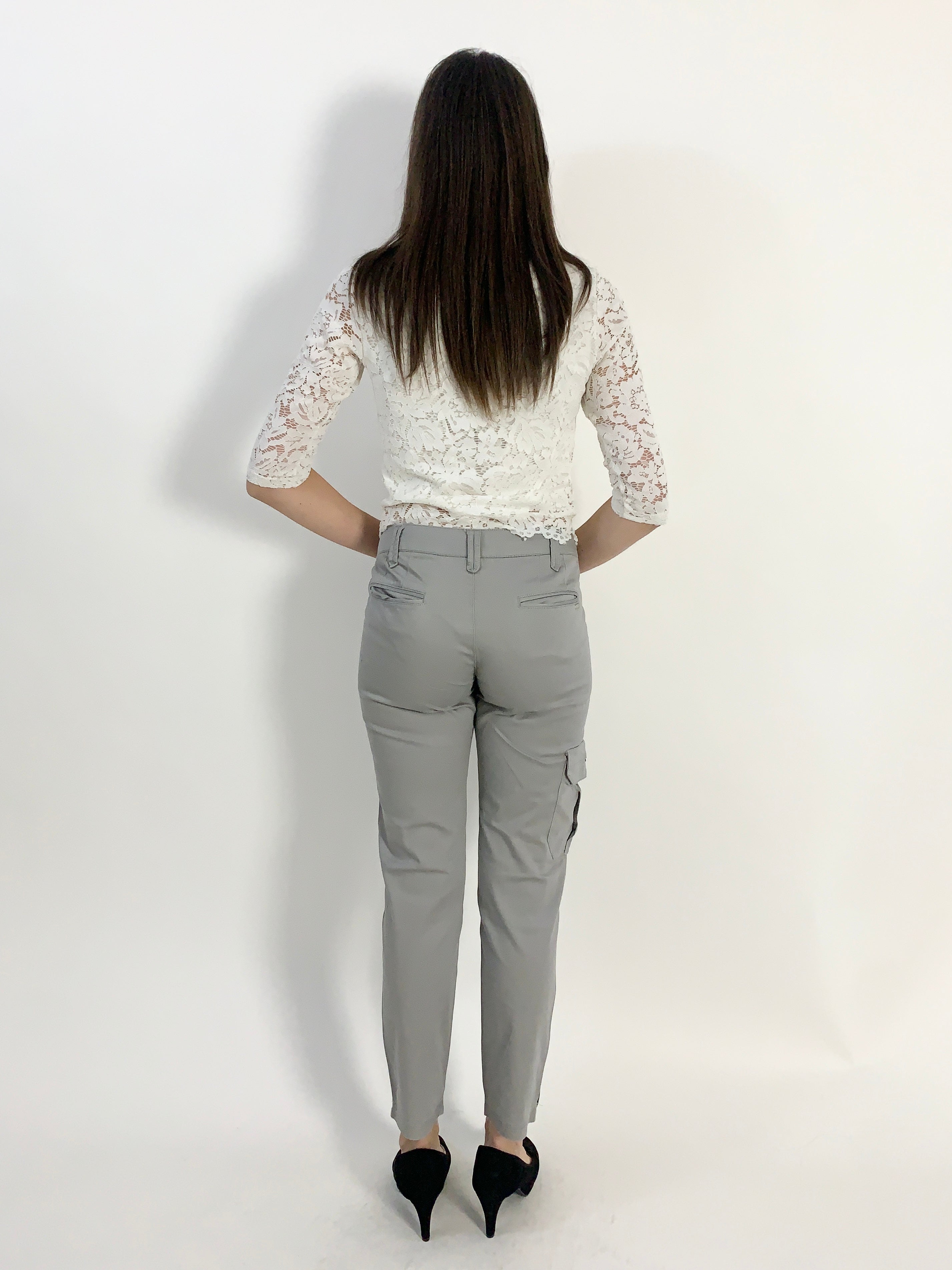 Pantalone grigio modello cargo
