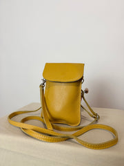 Porta cellulare in vera pelle · Giallo senape, essenzialità e carattere