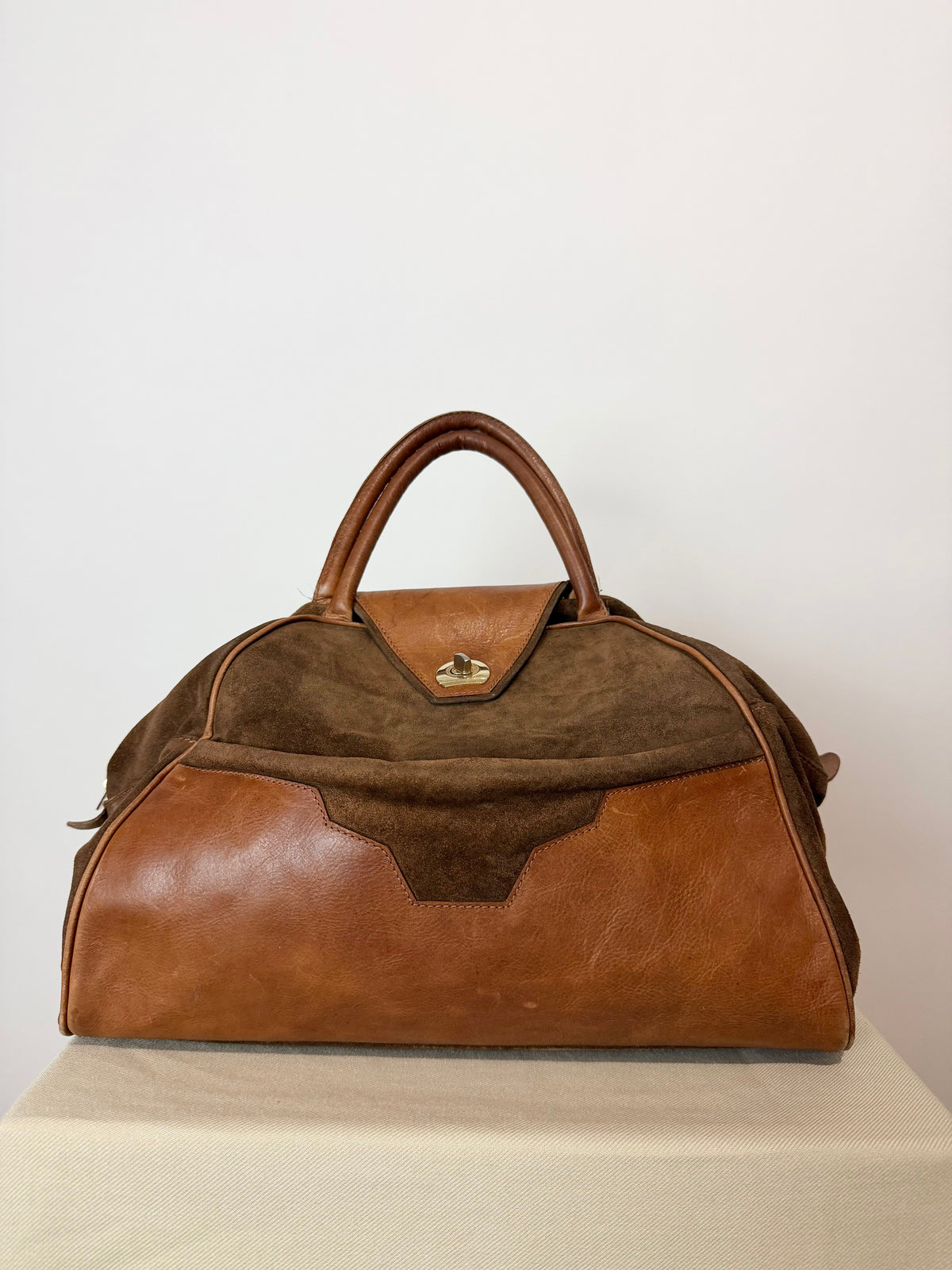 Borsa vintage in pelle e suede, fascino rétro dal carattere deciso