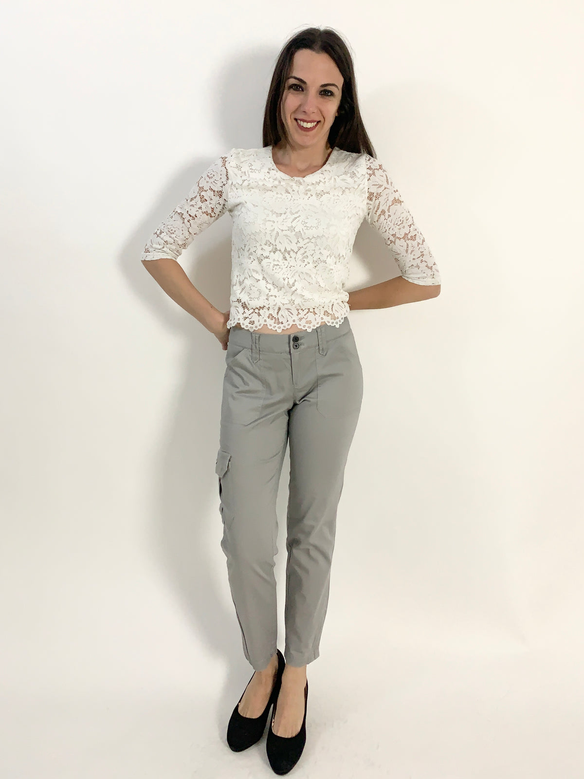 Pantalone grigio modello cargo