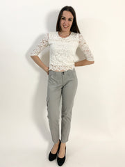 Pantalone grigio modello cargo