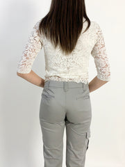 Pantalone grigio modello cargo
